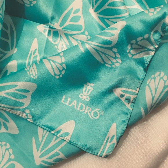 Lladró Silk Collectors Society Scarf NWOB - Picture 5 of 5